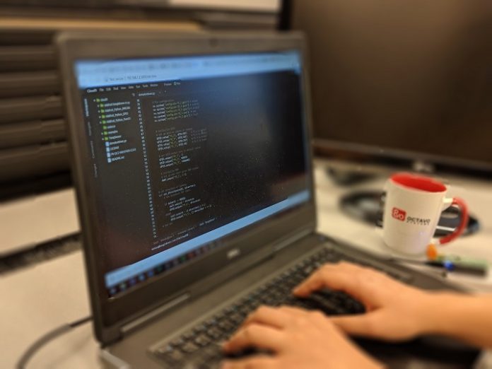 Tinerii cu probleme financiare din Oltenia studenti la Politehnica Timisoara pot beneficia de laptopuri performante
