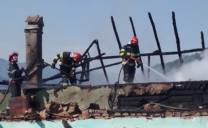 Pompierii vâlceni au stins incendii produse în Brezoi, Ionești, Zăvideni, Gușoeni și Verguleasa