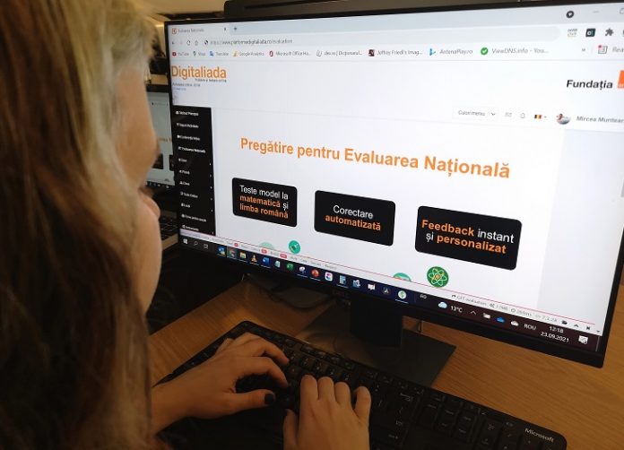 Peste 130 de elevi din judetul Valcea continua programul Digitaliada in anul scolar 2021 - 2022