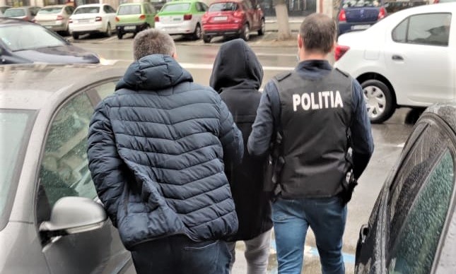 Tanar de 19 ani prins dupa ce a furat o masina si a produs un accident in Craiova