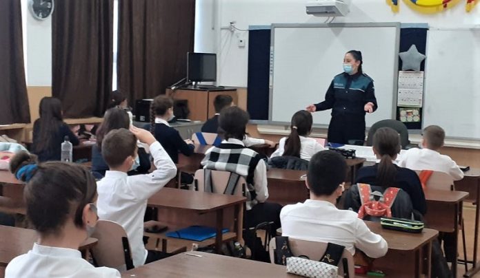 Activități ale polițiștilor vâlceni pentru prevenirea agresiunilor împotriva minorilor