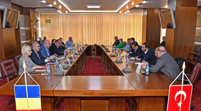Autoritățile vâlcene au discutat cu o delegație din Turcia pe tema construcției autostrăzii Sibiu – Pitești