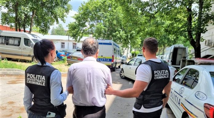 Profesor din Craiova reținut de polițiști, pentru că ar fi pretins favoruri de natură sexuală unei eleve