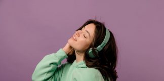 Căștile pentru telefon ne pot afecta auzul?