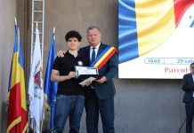 La Râmnicu Vâlcea, de Ziua Imnului Național, primarul Mircia Gutău l-a premiat pe Claudiu Ilie Clenci, elevul care a obținut media 10 la Bacalaureat