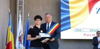 La Râmnicu Vâlcea, de Ziua Imnului Național, primarul Mircia Gutău l-a premiat pe Claudiu Ilie Clenci, elevul care a obținut media 10 la Bacalaureat