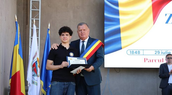 La Râmnicu Vâlcea, de Ziua Imnului Național, primarul Mircia Gutău l-a premiat pe Claudiu Ilie Clenci, elevul care a obținut media 10 la Bacalaureat