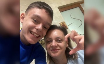 La doar 14 ani, Matei trăiește cu dureri cumplite. Coloana lui s-a curbat la peste 54 de grade și are nevoie urgentă de operație