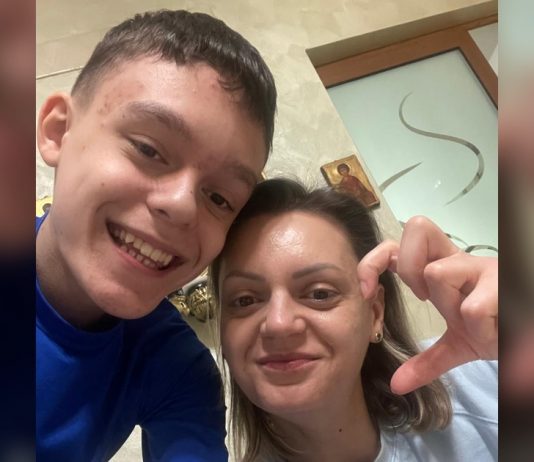 La doar 14 ani, Matei trăiește cu dureri cumplite. Coloana lui s-a curbat la peste 54 de grade și are nevoie urgentă de operație