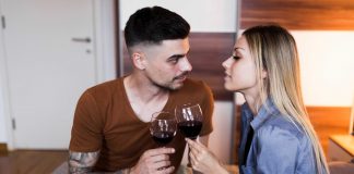 Studiu despre tineri și viața sexuală: 79,2% au folosit prezervativul la primul contact, iar 74,3% spun că au avut o experiență sub influența alcoolului