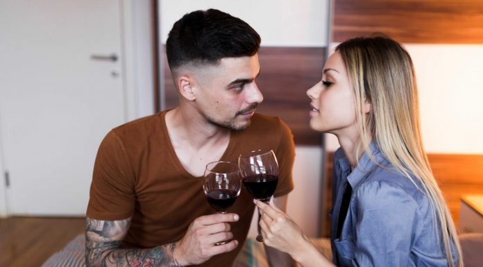 Studiu despre tineri și viața sexuală: 79,2% au folosit prezervativul la primul contact, iar 74,3% spun că au avut o experiență sub influența alcoolului
