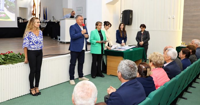 51 de cupluri care au împlinit 50 de ani de căsnicie și 20 de nonagenari au fost premiați de Primăria Râmnicu Vâlcea