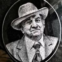 Portret comemorativ gravat pe granit, pentru monumente funerare, cruci